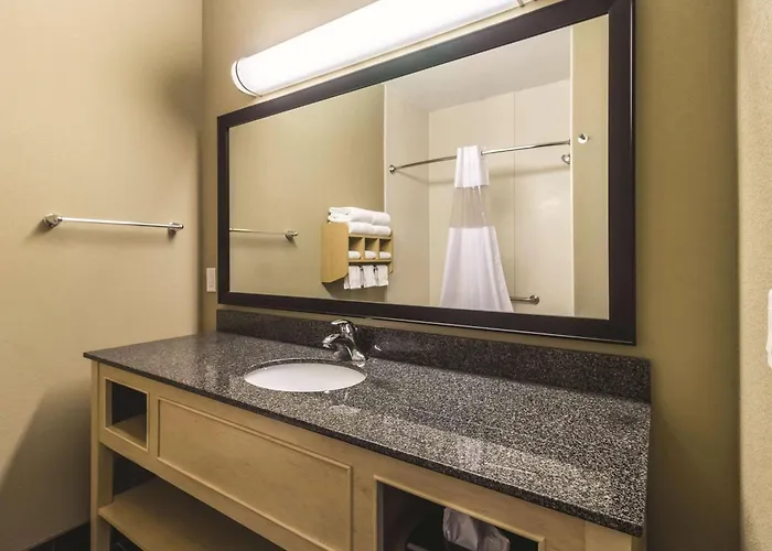 Hotel La Quinta By Wyndham Fargo-medical Center 3*