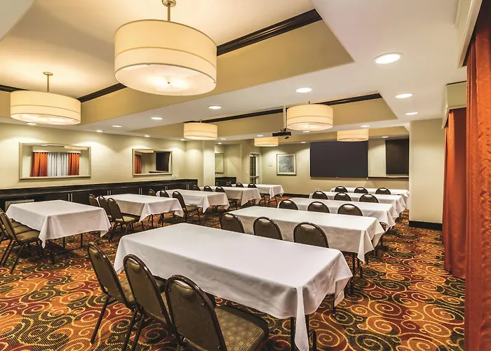 La Quinta By Wyndham Fargo-medical Center Hotel