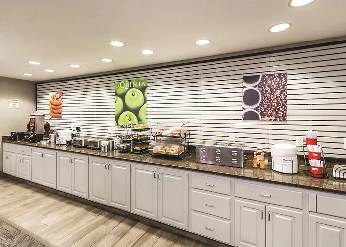La Quinta By Wyndham Fargo-medical Center Hotel