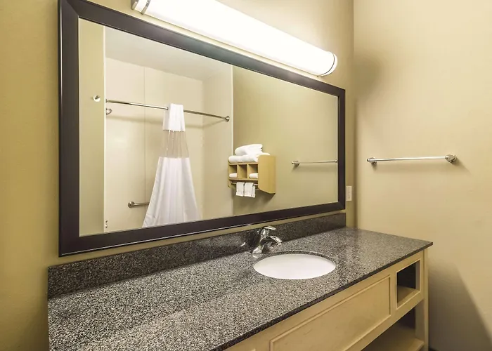 Hotel La Quinta By Wyndham Fargo-medical Center