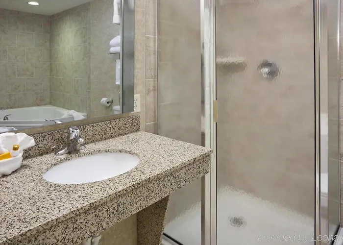 Hotel La Quinta By Wyndham Fargo-medical Center 3*